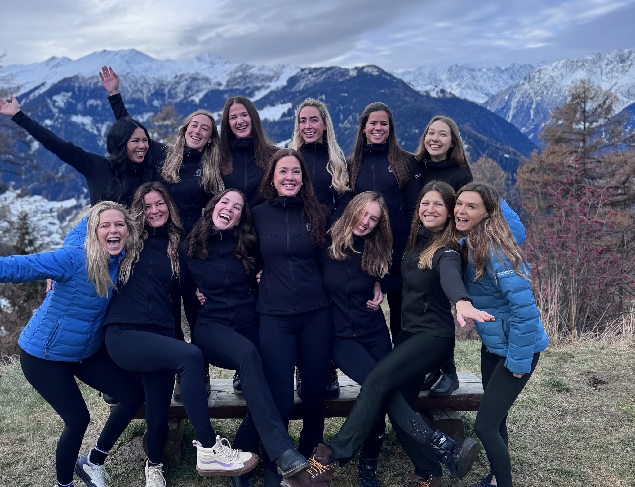 L'équipe The Verbier Touch posant ensemble dans les montagnes